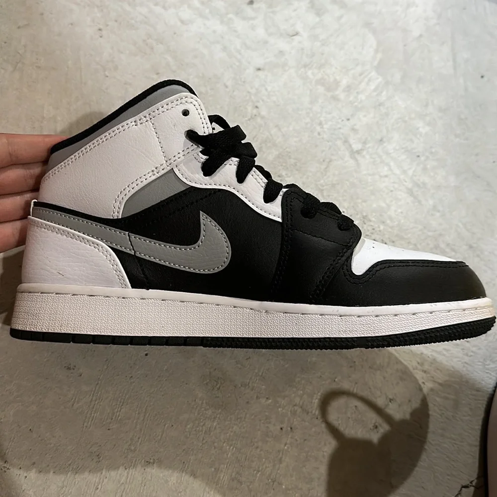 Jordan Air 1 Mid Black/White-Lt Smoke Grey Youth 554725 073 - Size 6Y - Picture 3 of 6